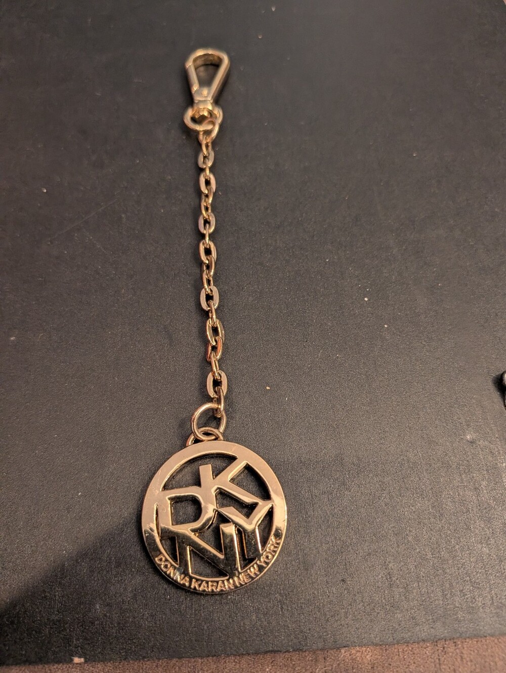 (DKNY) Gold-Tone Logo Keychain Pendant